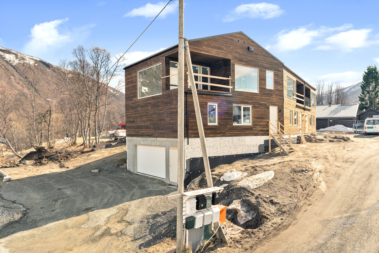 Moderne rekkehus under oppføring i attraktiv og barnevennlig gate i Tromsdalen.
