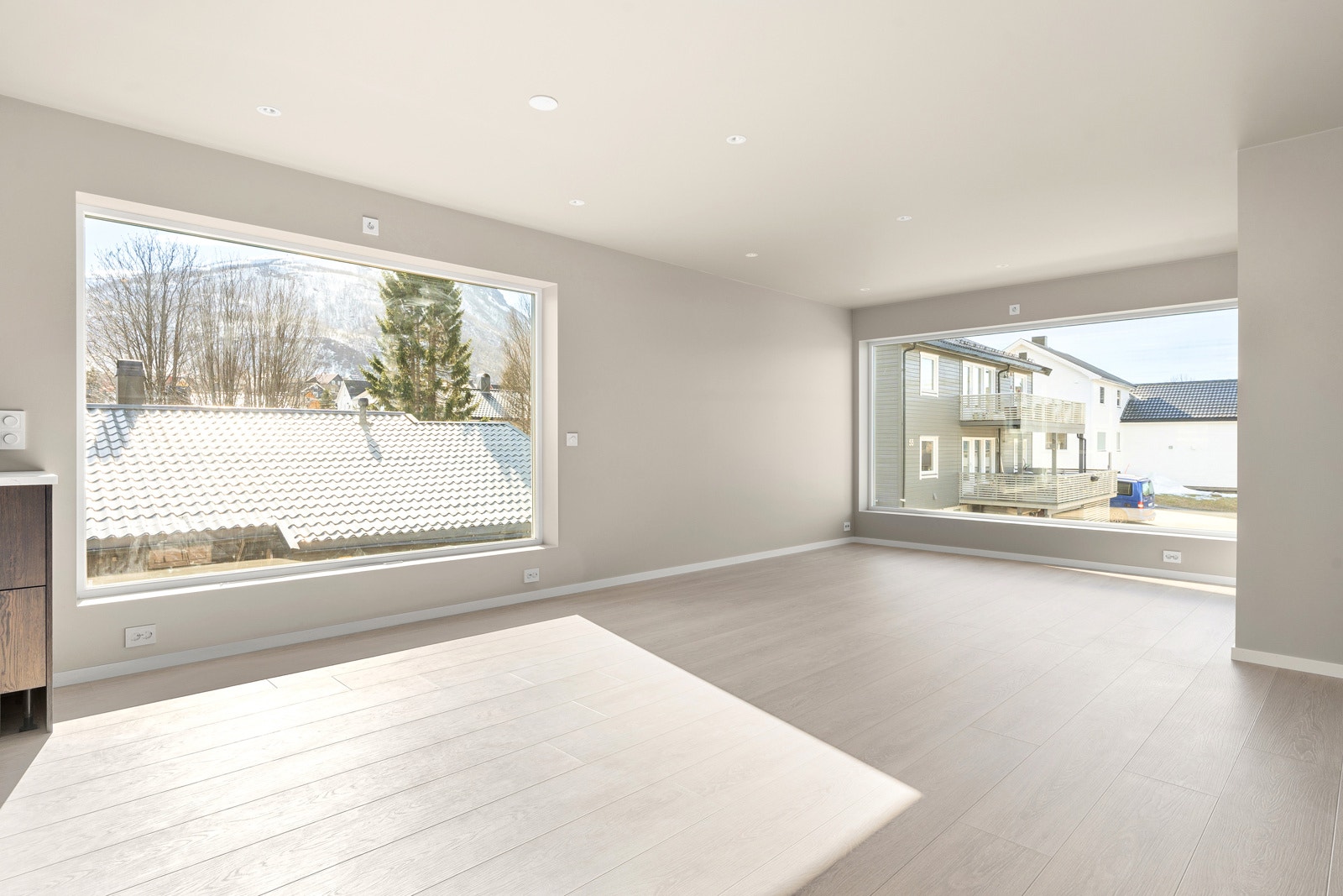 Romslig stue med store vindusflater som gir godt lysinnslipp og hyggelig utsyn.