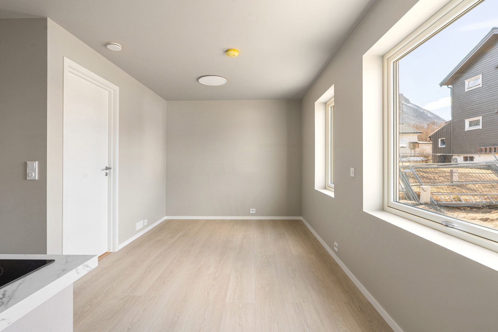 Lys og hyggelig stue i utleiedel.