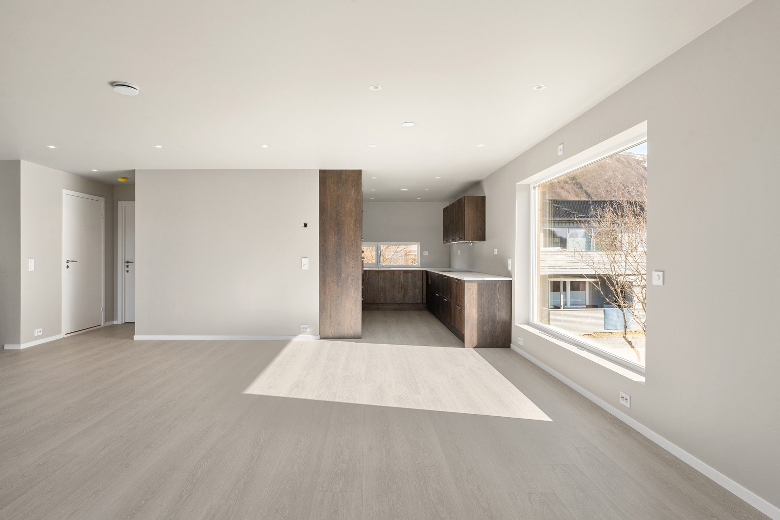 Lys spiseplass med rom for hyggelige måltider og sosialt samvær.