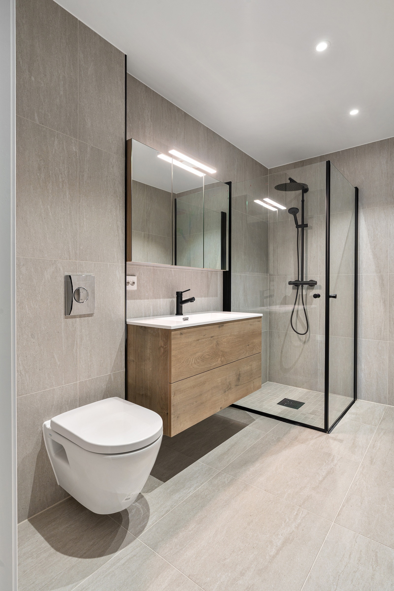 Moderne innredning og stort dusjhjørne.