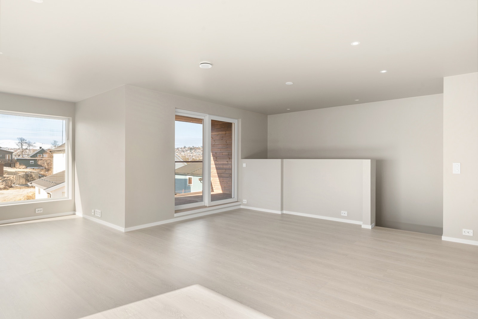 Store vindusflater som gir rikelig med lysinnslipp og luftig atmosfære i rommet.