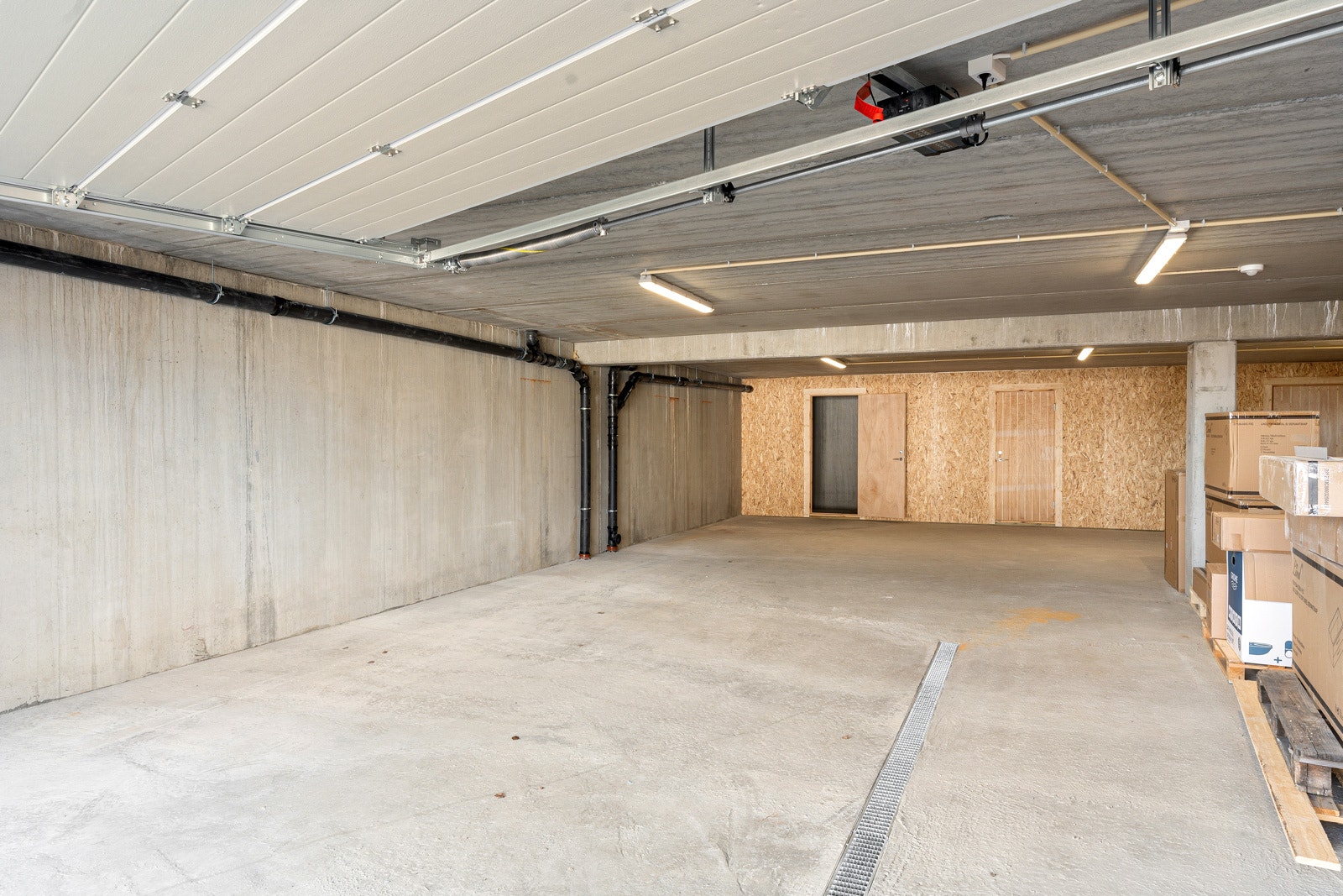 Boligen disponerer to garasjeplasser med enkel adkomst og gode parkeringsforhold.