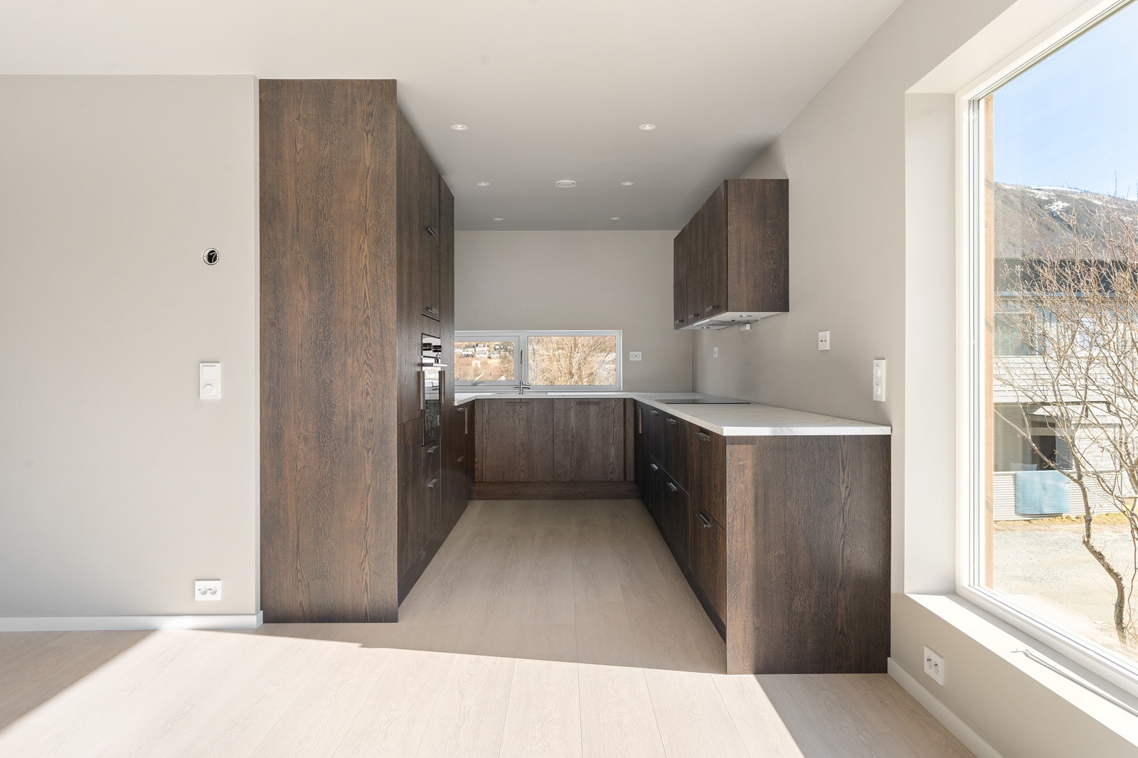 Kjøkkenet er formet i en hestesko som gir gode arbeidsforhold.