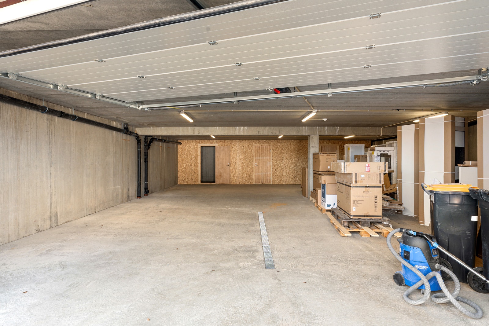 Gode lagringsmuligheter. Det er klargjort for elbillader.