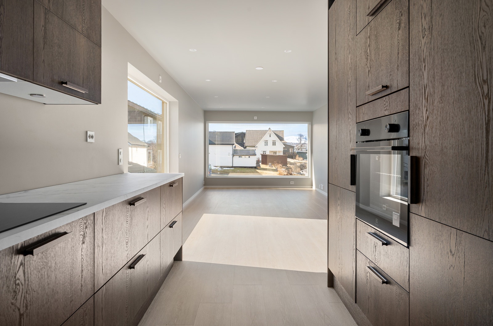 Kjøkkenet har tidsriktig utførelse og rikelig med skap- og benkeplass.