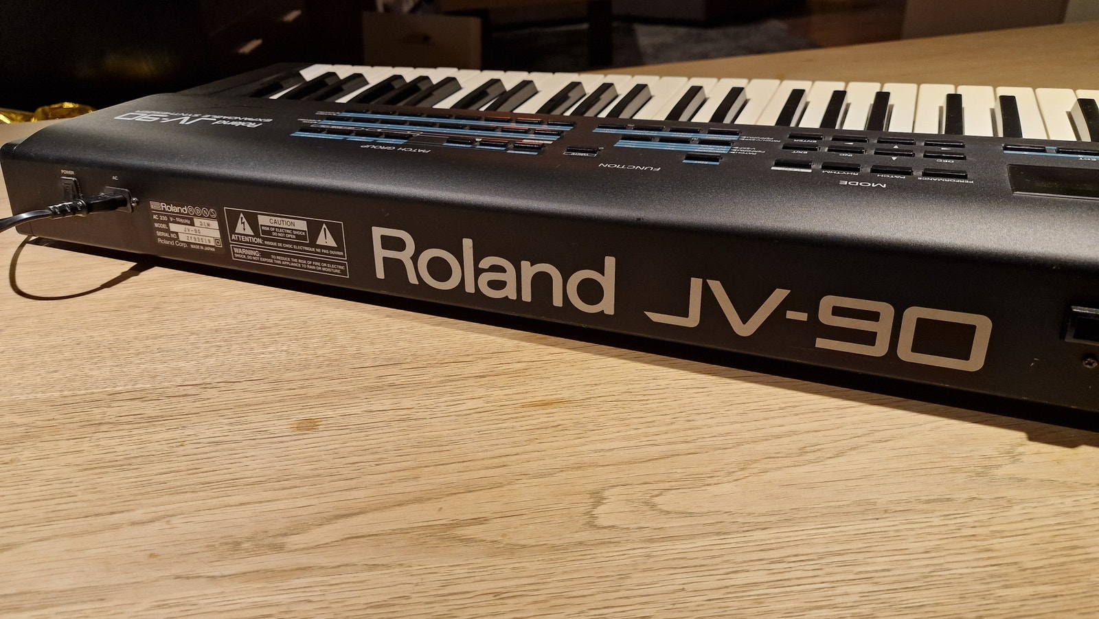 Roland JV-90 Expandable Synthesizer – 76 tangenter – inkl. Pop