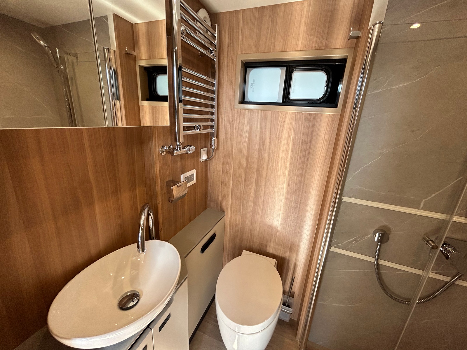 Scania Fantastisk mulighet - Som ny! S500 - STX påbygg til 4/5 hester - 2x pop-out, eget soverom i push-up. – bilde 19
