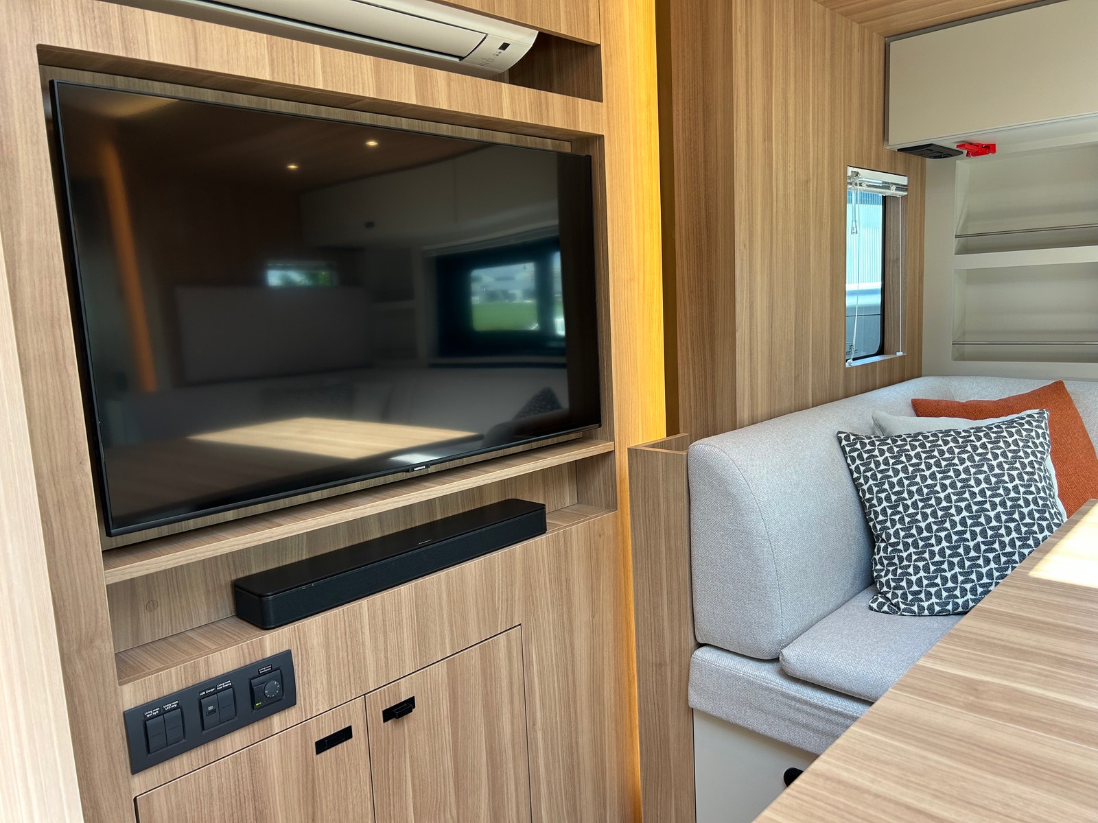 Scania Fantastisk mulighet - Som ny! S500 - STX påbygg til 4/5 hester - 2x pop-out, eget soverom i push-up. – bilde 15