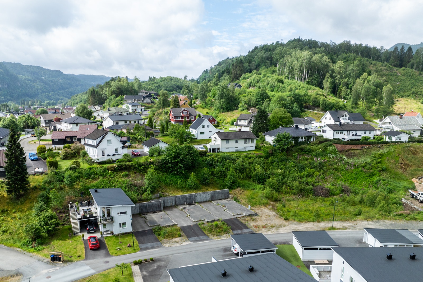 Murene er satt opp midt i bildet