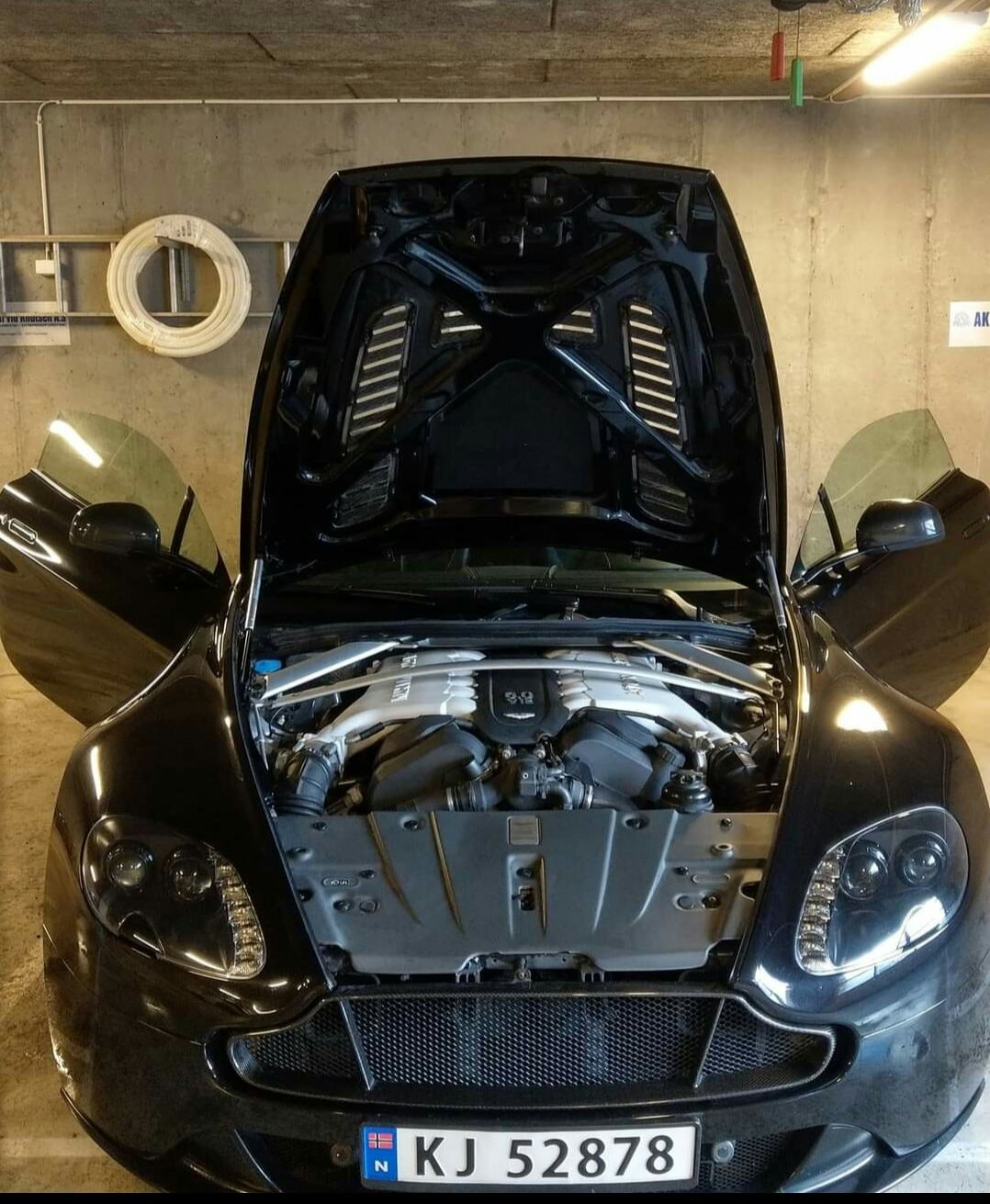 Brukt Aston Martin V12 Vantage 