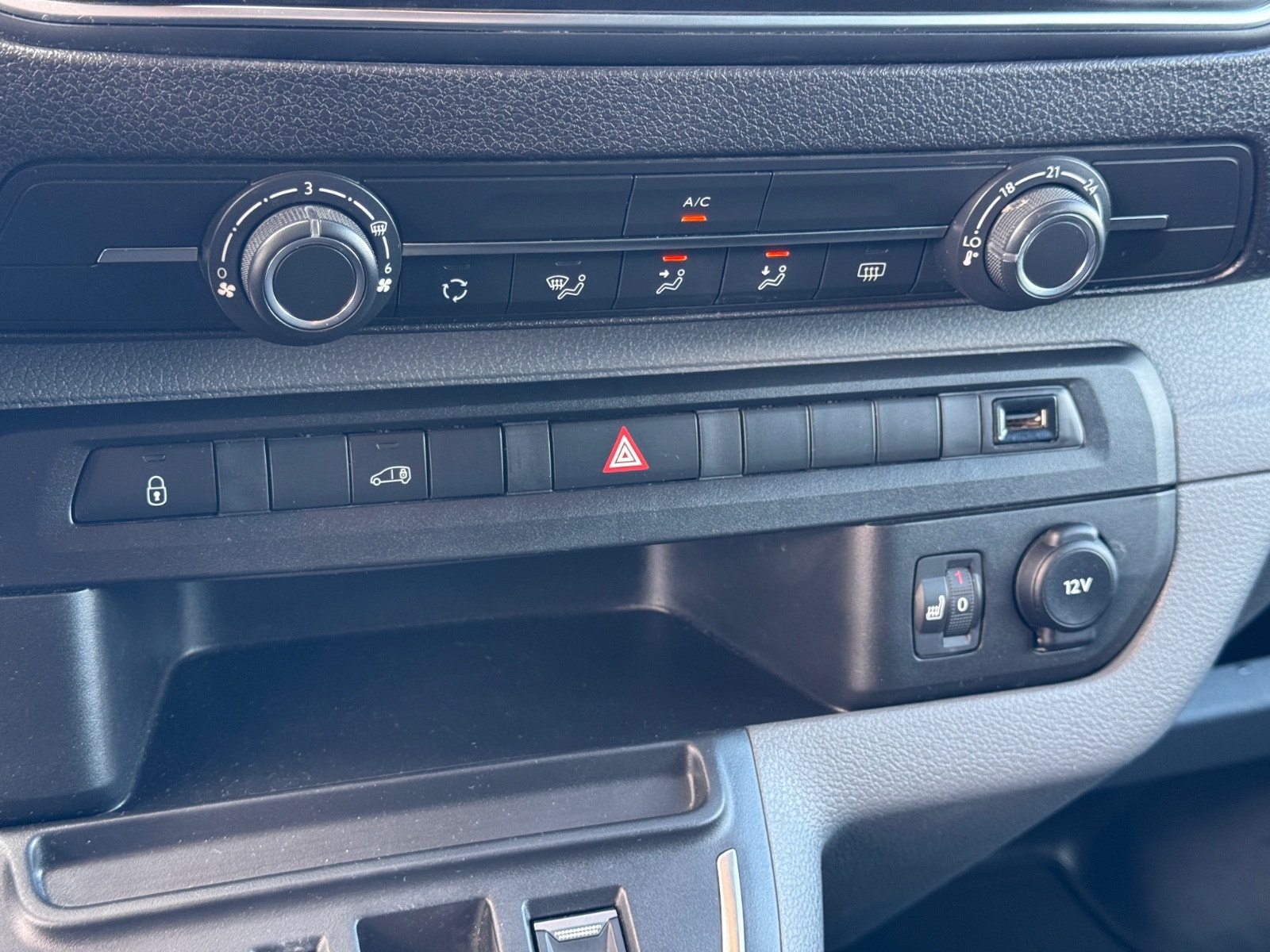 Hovedbilde av Peugeot e-Expert