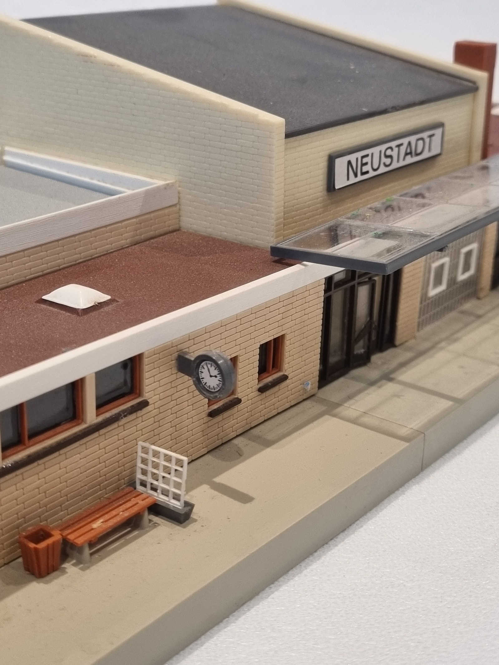 Faller B-111 Neustadt stasjon med restaurant – H0 (1:87) med