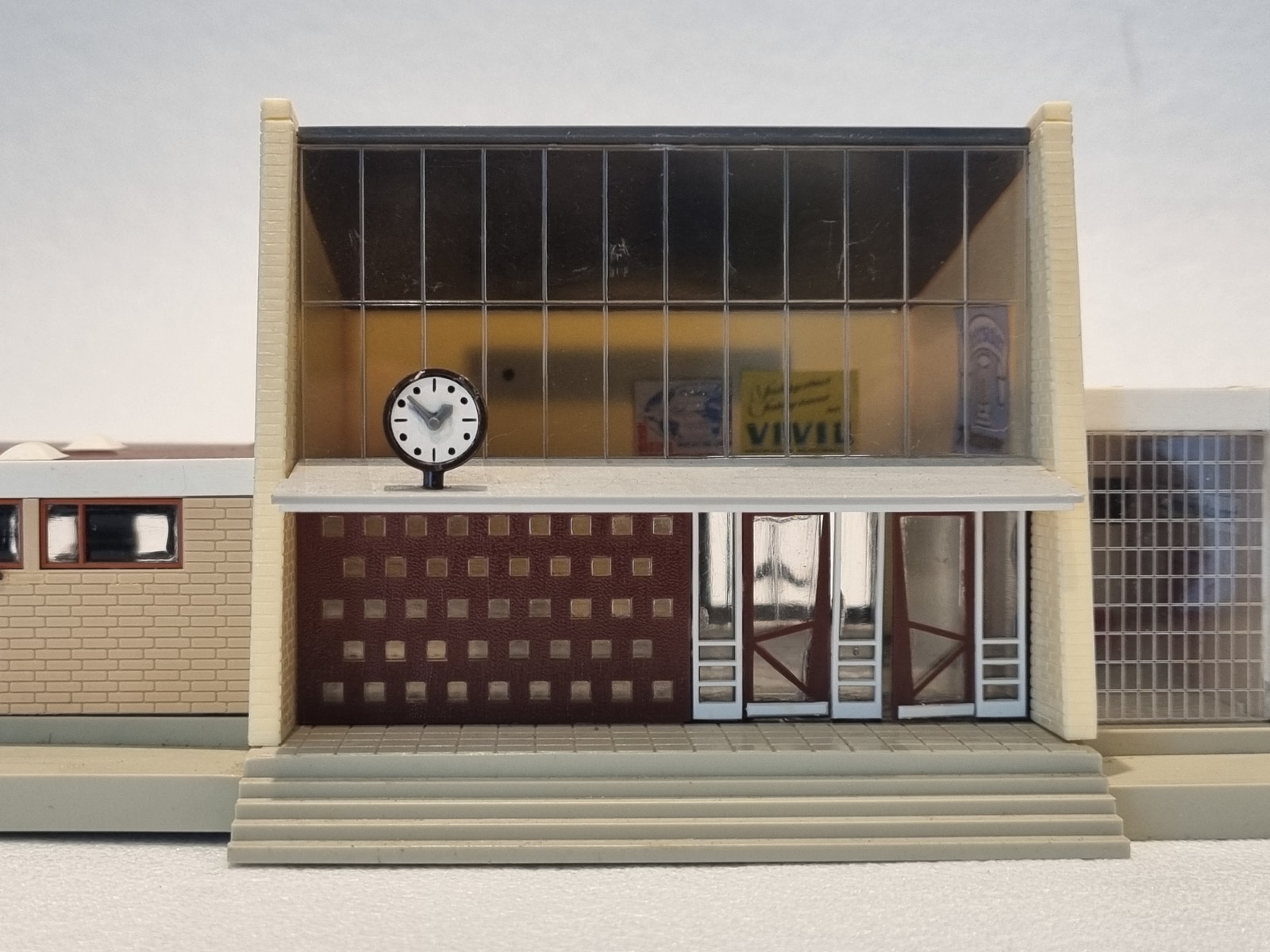 Faller B-111 Neustadt stasjon med restaurant – H0 (1:87) med