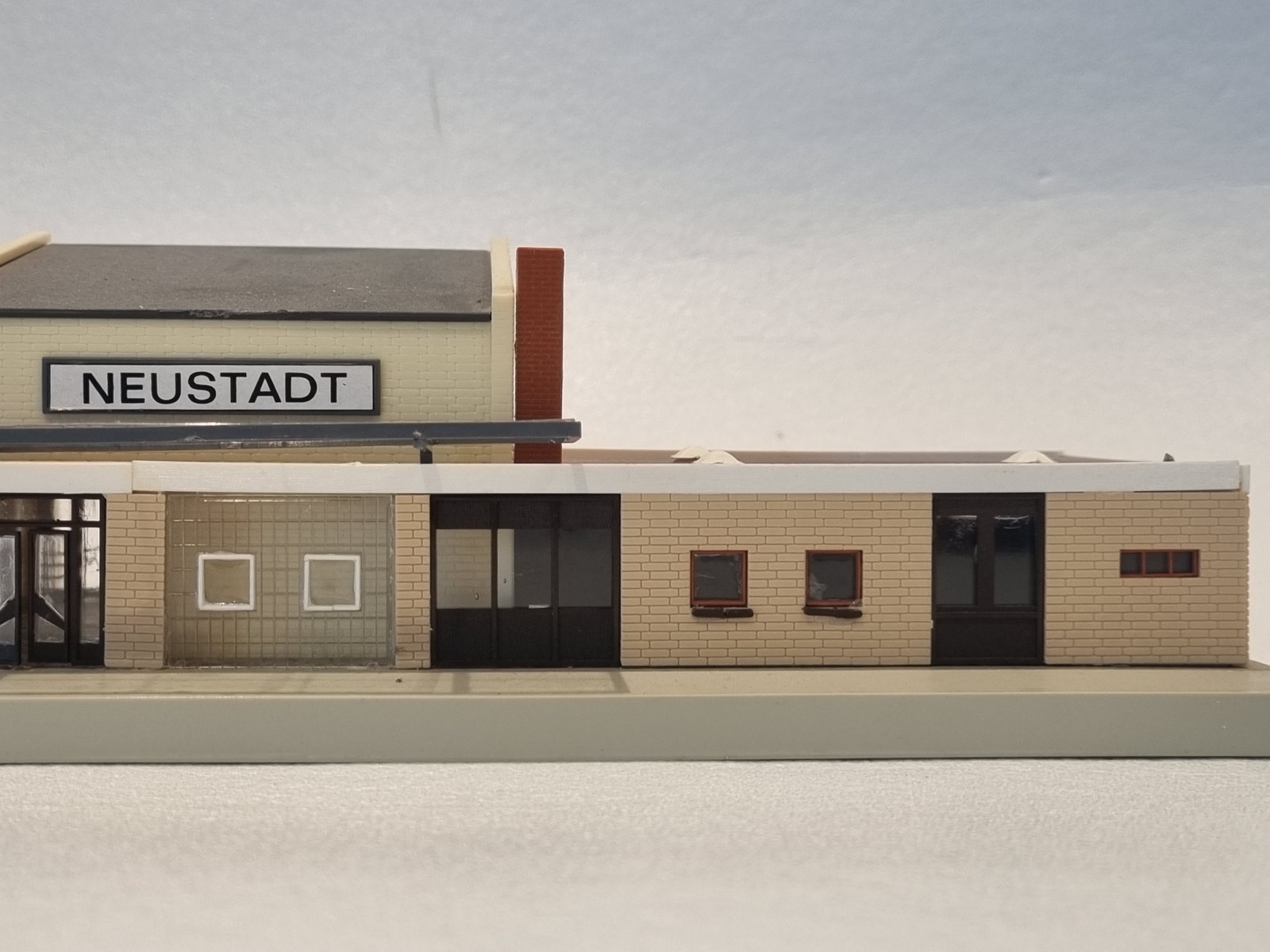 Faller B-111 Neustadt stasjon med restaurant – H0 (1:87) med