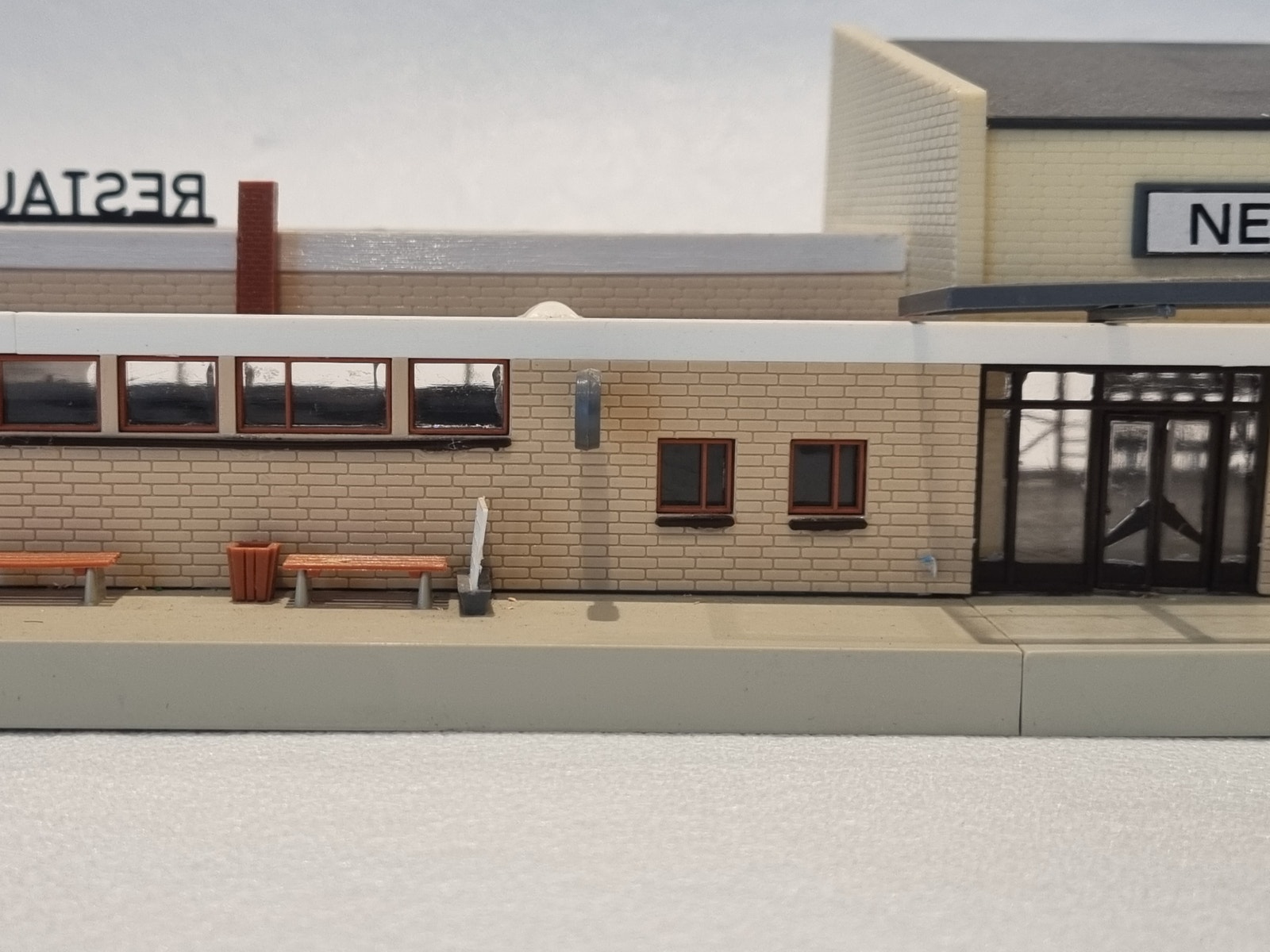 Faller B-111 Neustadt stasjon med restaurant – H0 (1:87) med