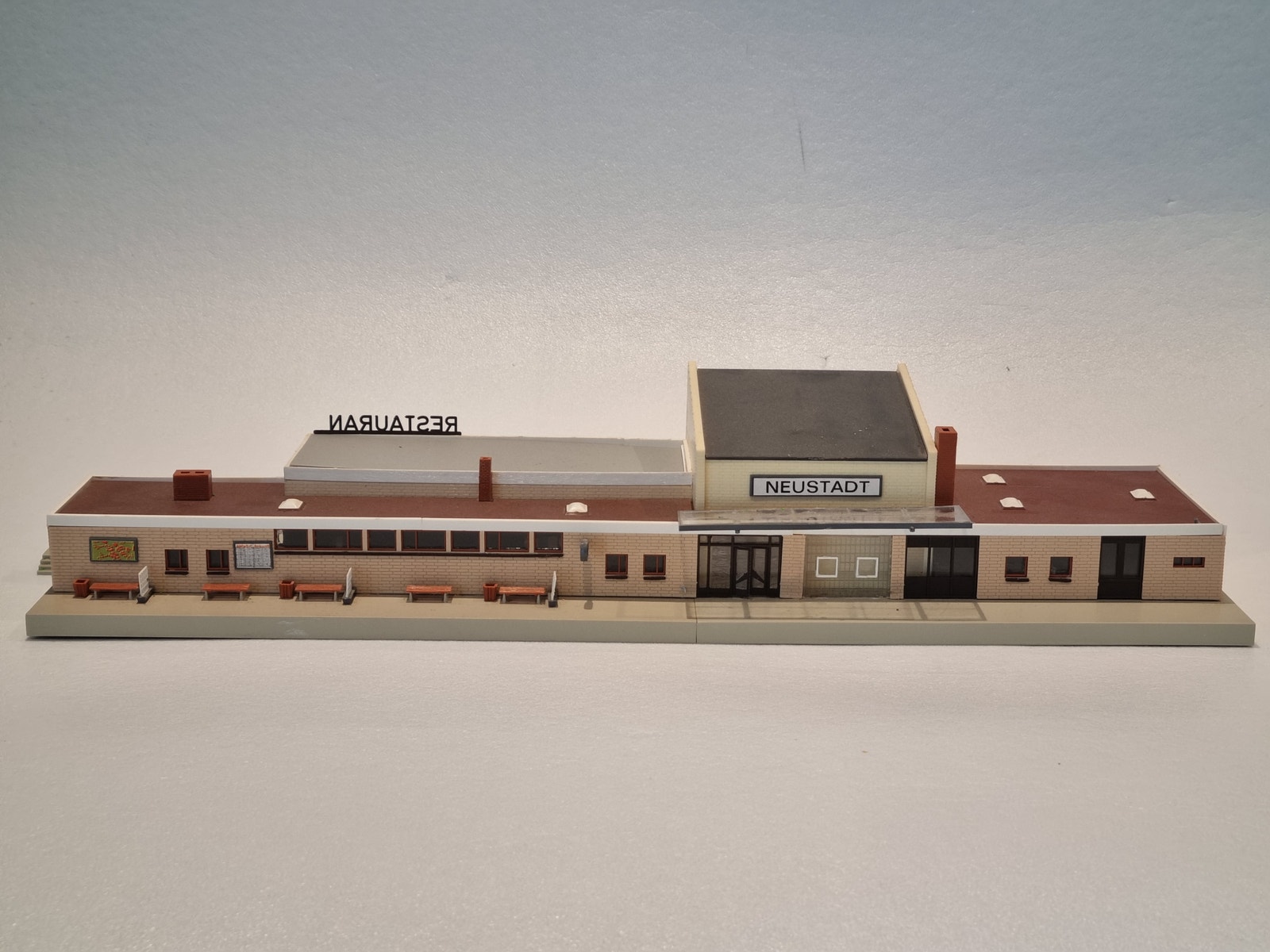 Faller B-111 Neustadt stasjon med restaurant – H0 (1:87) med