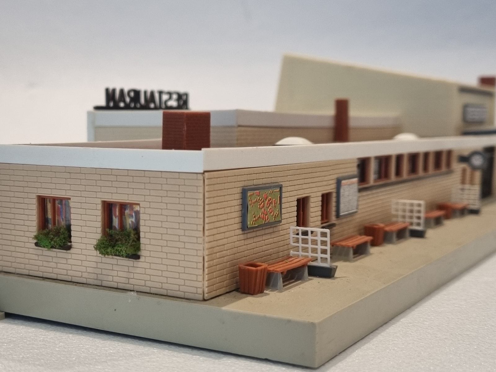 Faller B-111 Neustadt stasjon med restaurant – H0 (1:87) med