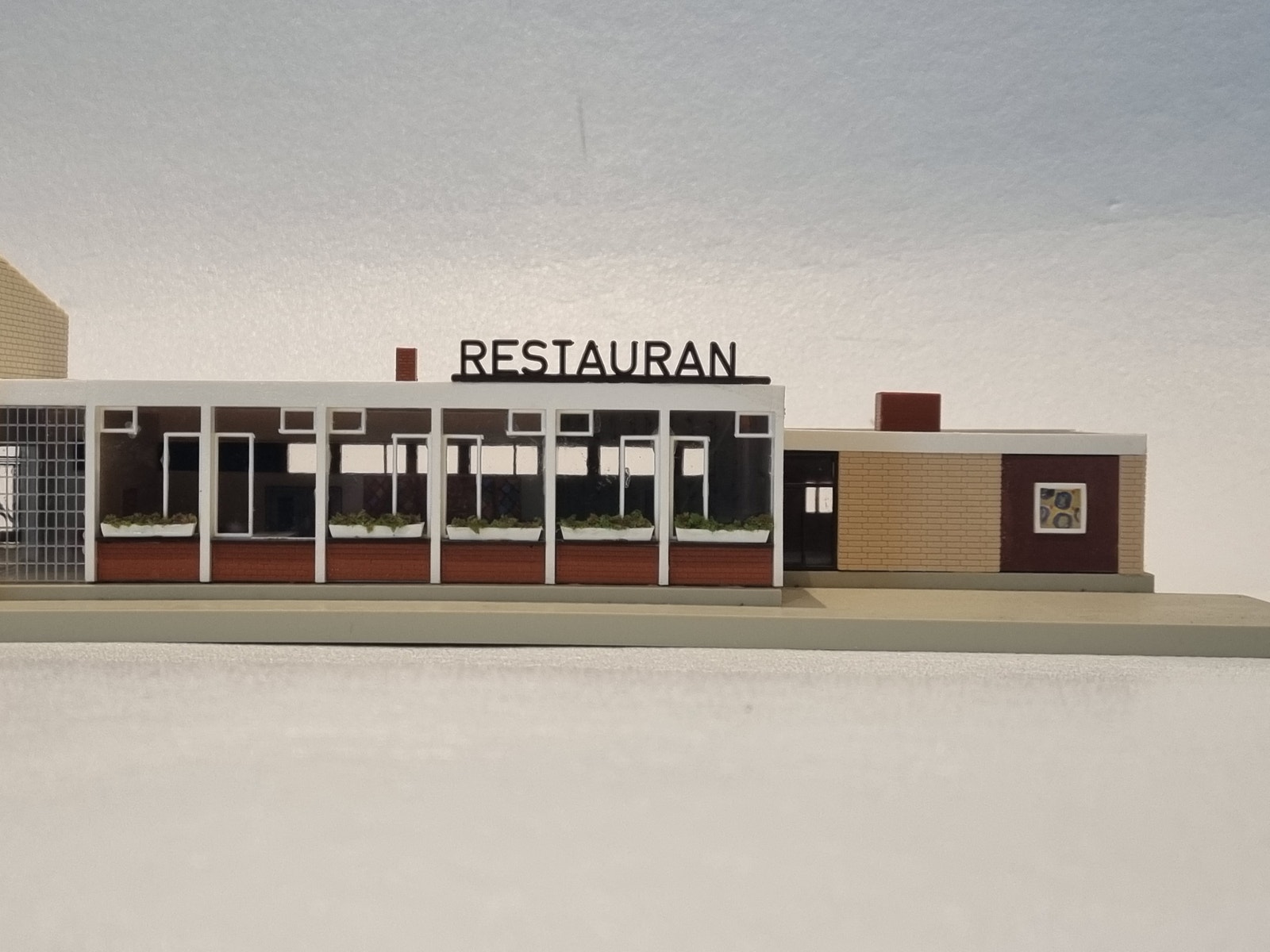 Faller B-111 Neustadt stasjon med restaurant – H0 (1:87) med