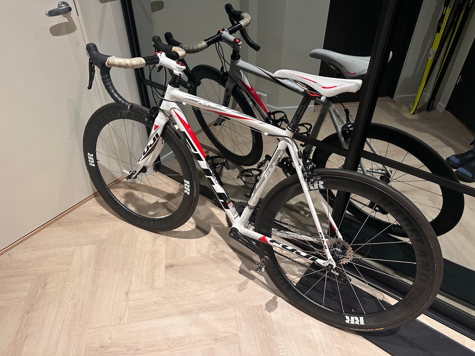 Fuji Roubaix 1.3 S/M 52 landeveissykkel med 1500g RR karbonhjul