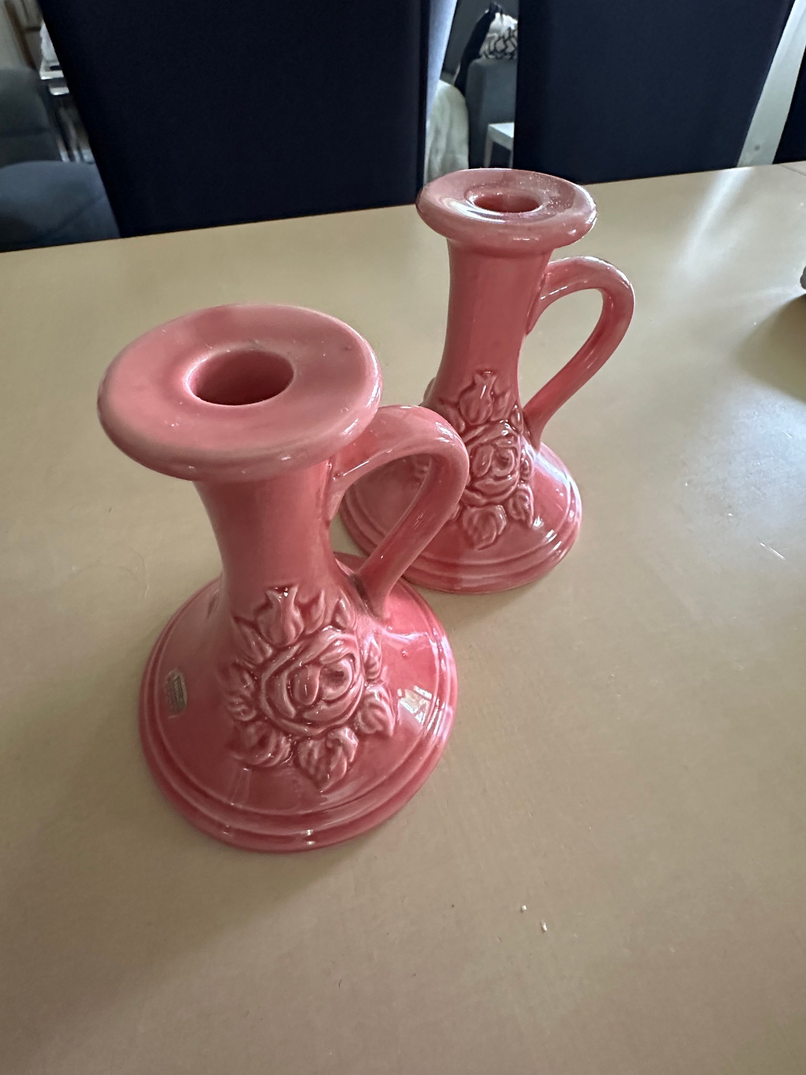 Guldkroken rosa keramikksett med lysestaker, potte og hundefigurer