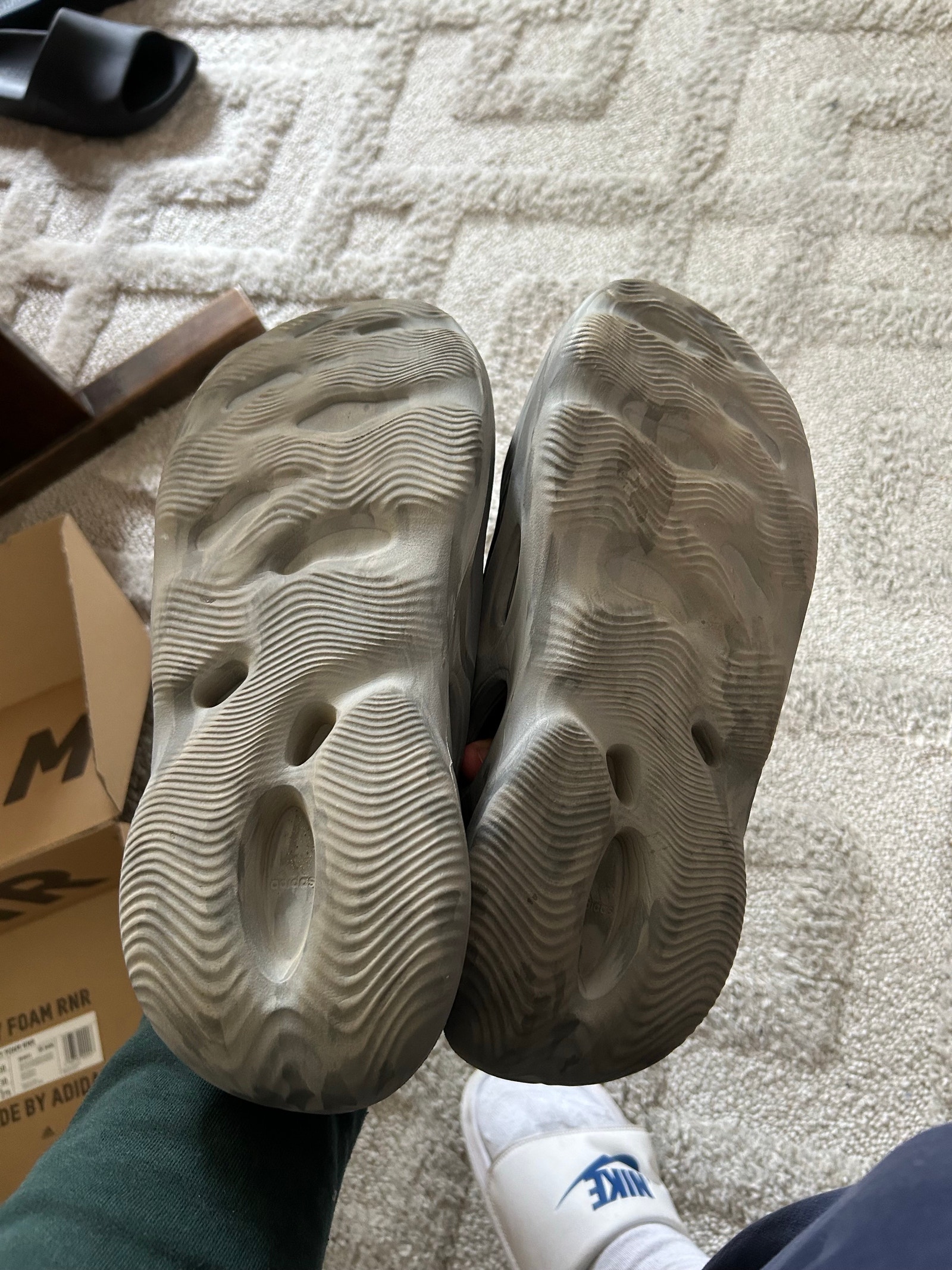 Yeezy Foam runners MX granite | FINN-torget