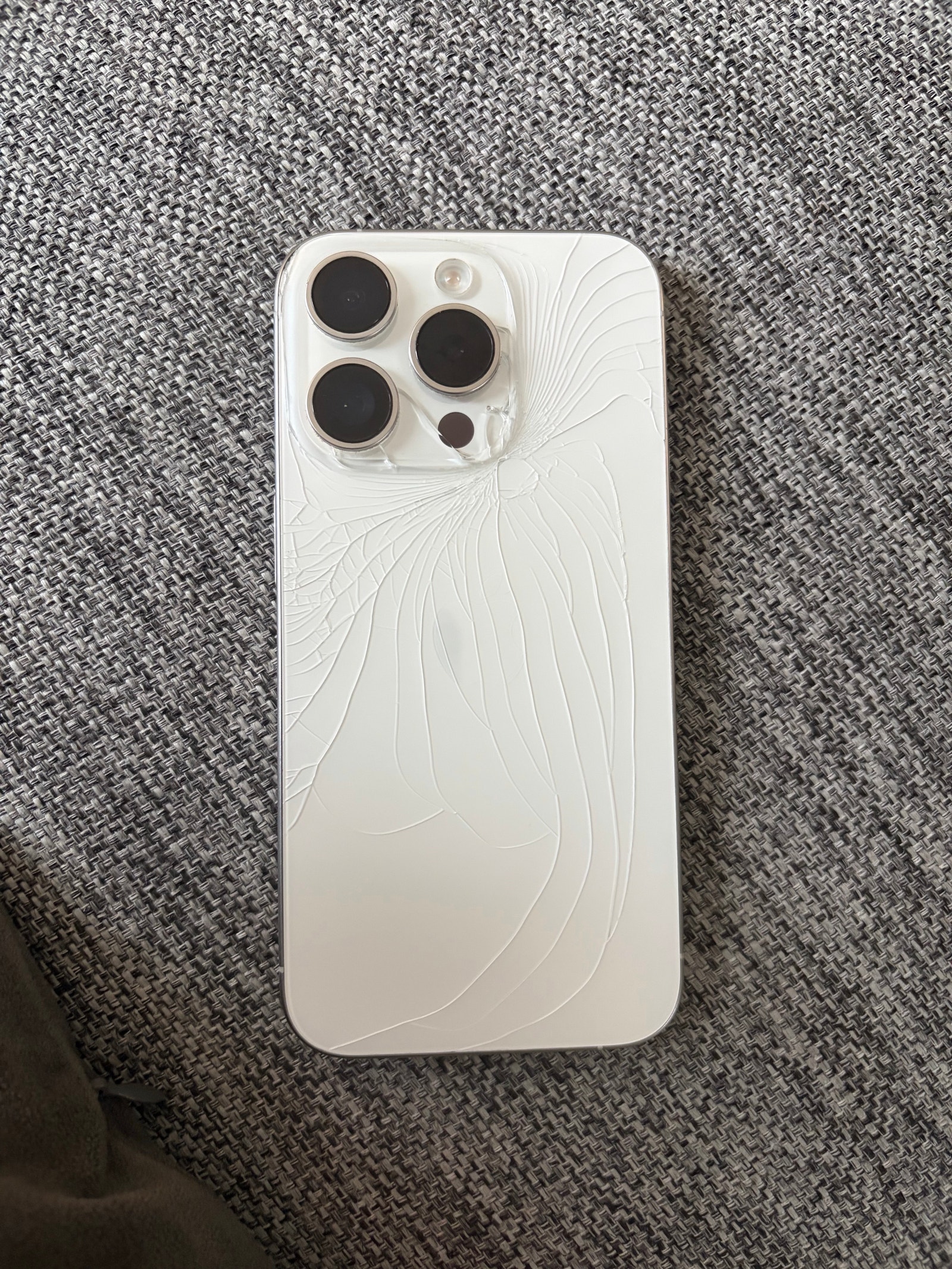 iPhone 15 pro 256GB (knust bak) | FINN-torget