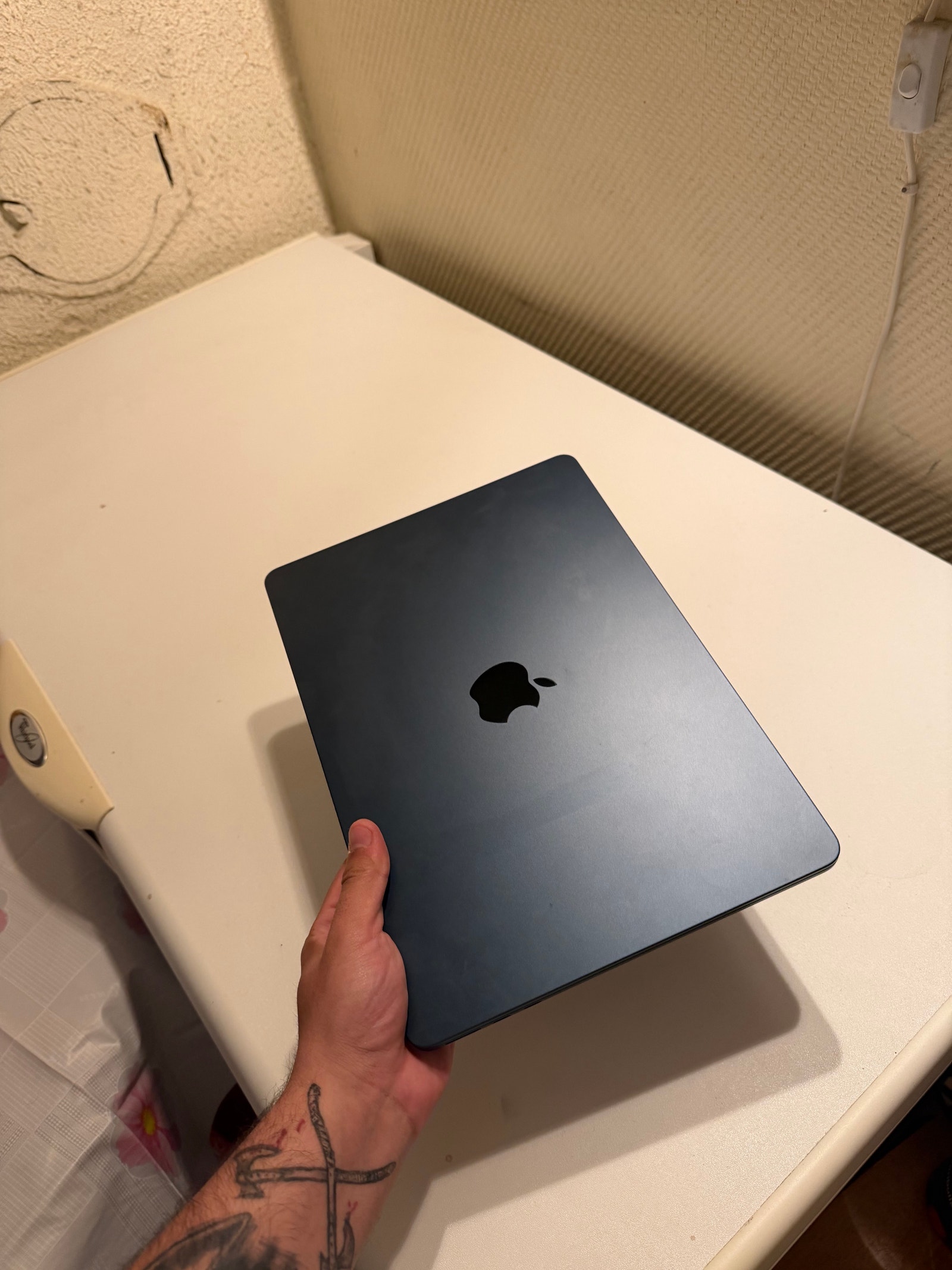 MacBook Air M2 (2022) – 8GB / [256GB] – Midnatt – Svært pen stand