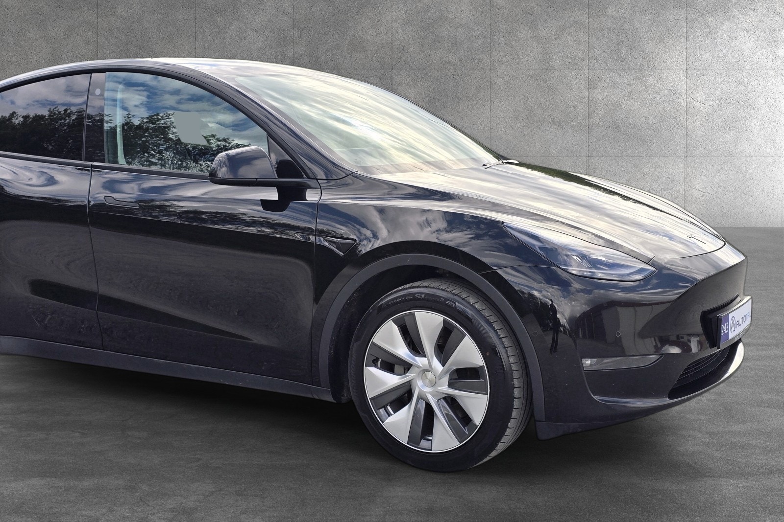 Tesla Model Y - Photo 2