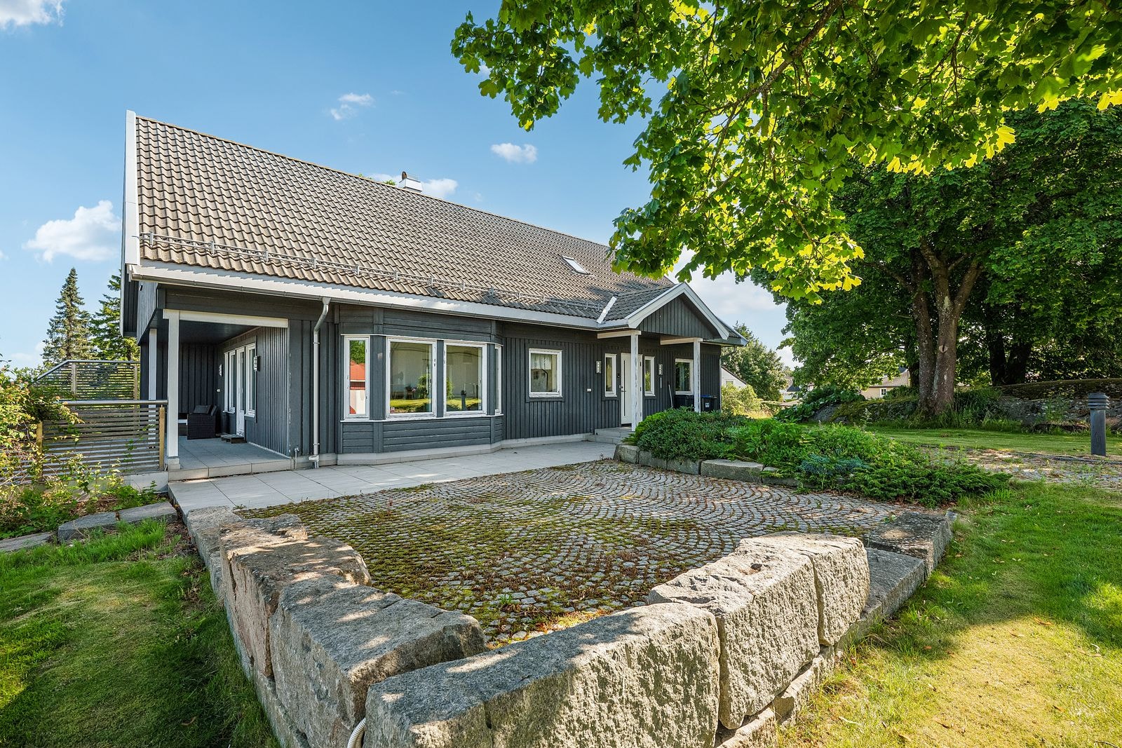 Utleiemegleren Østfold Lys og romslig enebolig med sentral og tilbaketrukken beliggenhet - 4 sov - 2 bad - hage og parkering Meieribakken 3, Torp 200 m