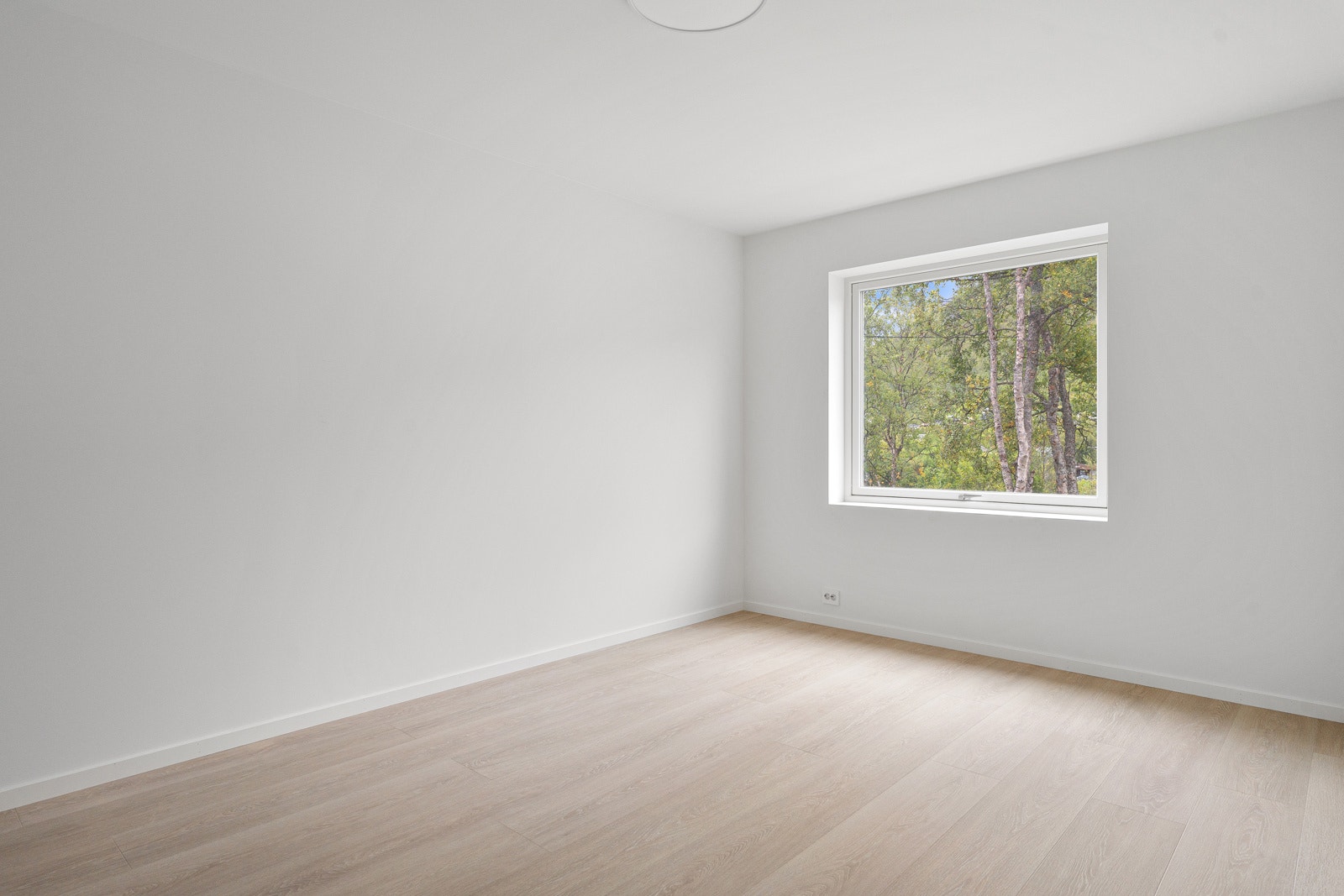 På boligens første plan finner man totalt 3 soverom, hvor ett av dem tilhører hybelen. Bildet her her viser det største rommet og har god plass for møblering.