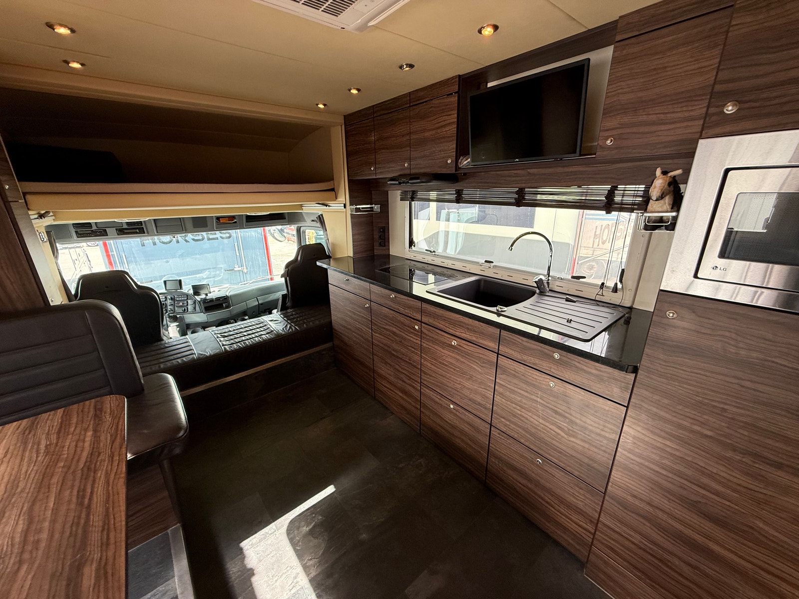 Mercedes-Benz Actros – RJH hestebil – 4/5 hester – Pop-out – flott boavdeling – bilde 9
