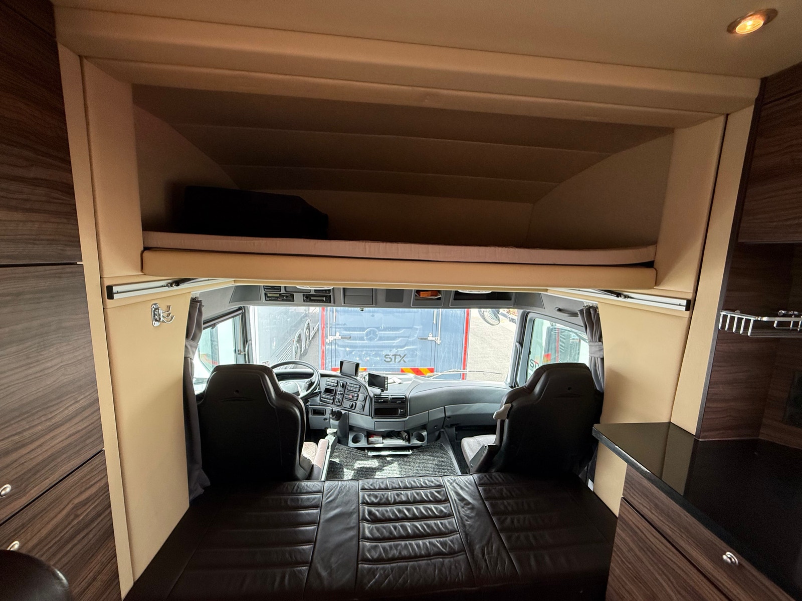 Mercedes-Benz Actros – RJH hestebil – 4/5 hester – Pop-out – flott boavdeling – bilde 11
