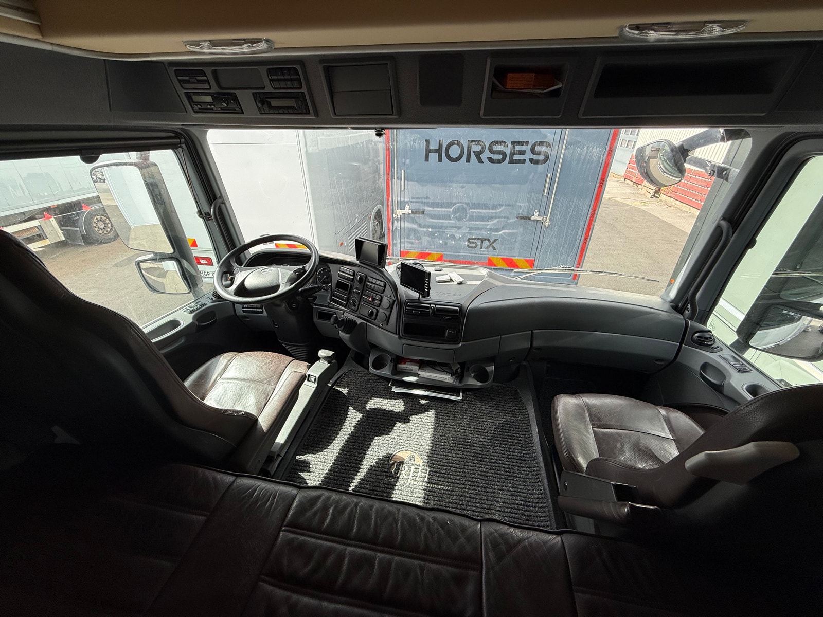 Mercedes-Benz Actros – RJH hestebil – 4/5 hester – Pop-out – flott boavdeling – bilde 10