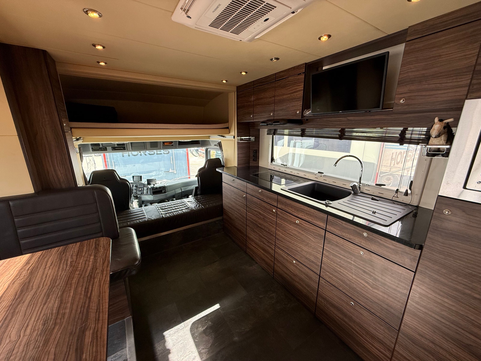 Mercedes-Benz Actros – RJH hestebil – 4/5 hester – Pop-out – flott boavdeling – bilde 8