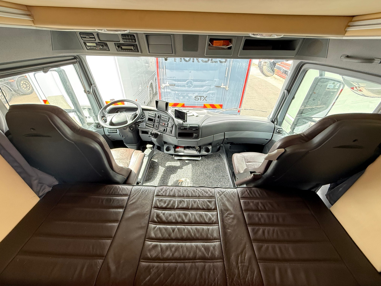 Mercedes-Benz Actros – RJH hestebil – 4/5 hester – Pop-out – flott boavdeling – bilde 12