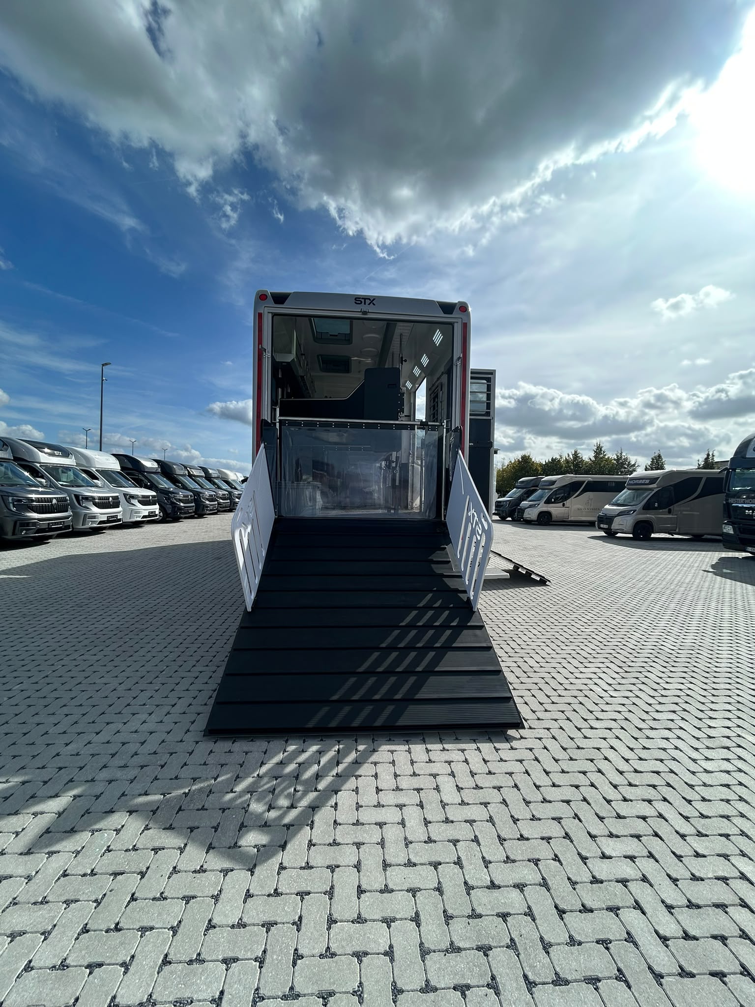 Mercedes-Benz Actros S 1832 - STX Påbygg til 4 hester pop out, push up boavdeling – bilde 5