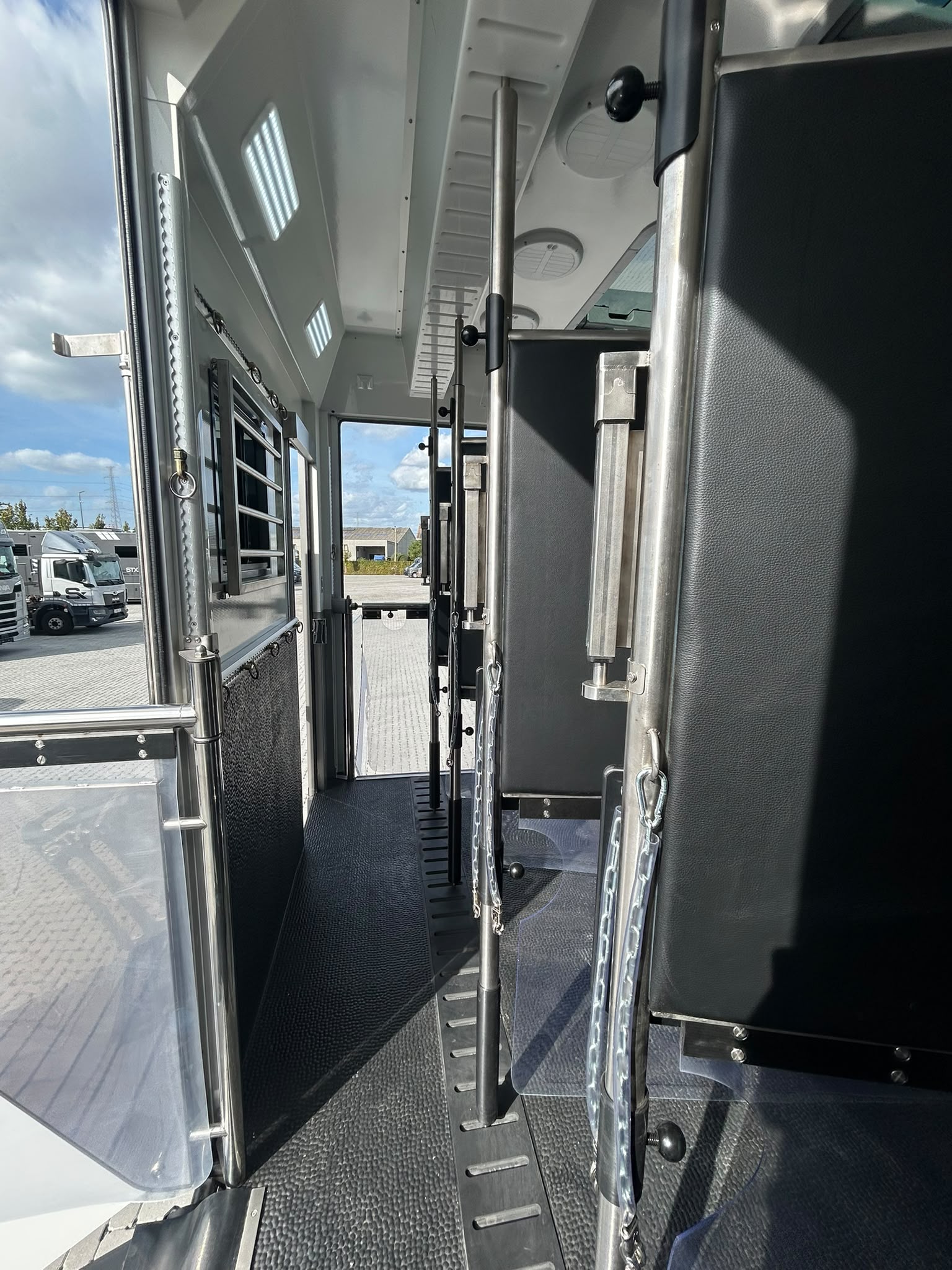 Mercedes-Benz Actros S 1832 - STX Påbygg til 4 hester pop out, push up boavdeling – bilde 16