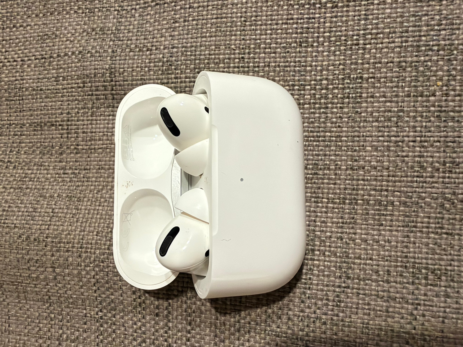 Apple AirPods Pro 1. gen. – defekt venstre propp – original eske