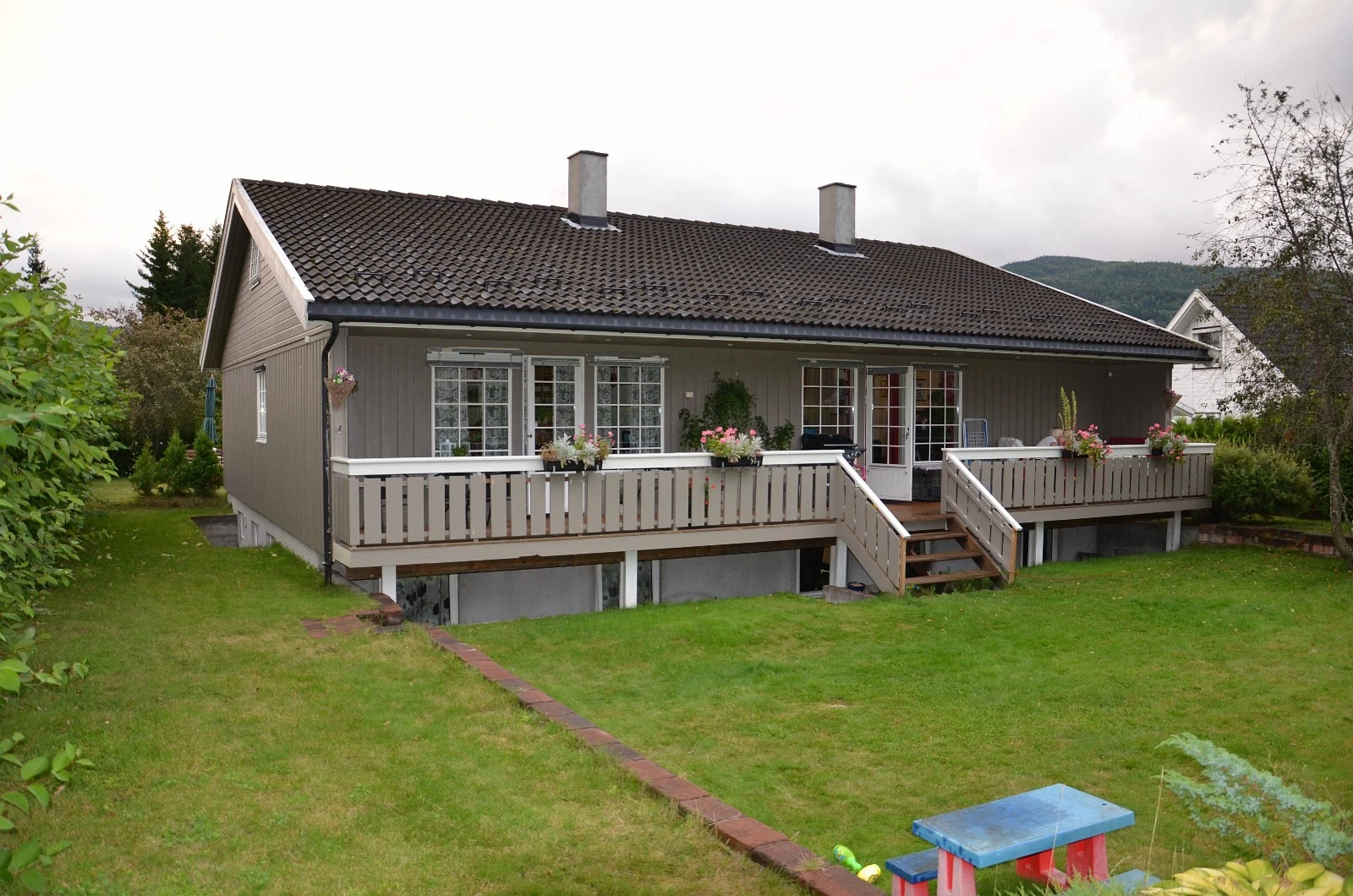 Bilde tatt fra baksiden og hagen. Pent opparbeidet hage. Galleribilde