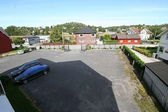 Gårdsplass/parkering sett fre 2. etg. Galleribilde