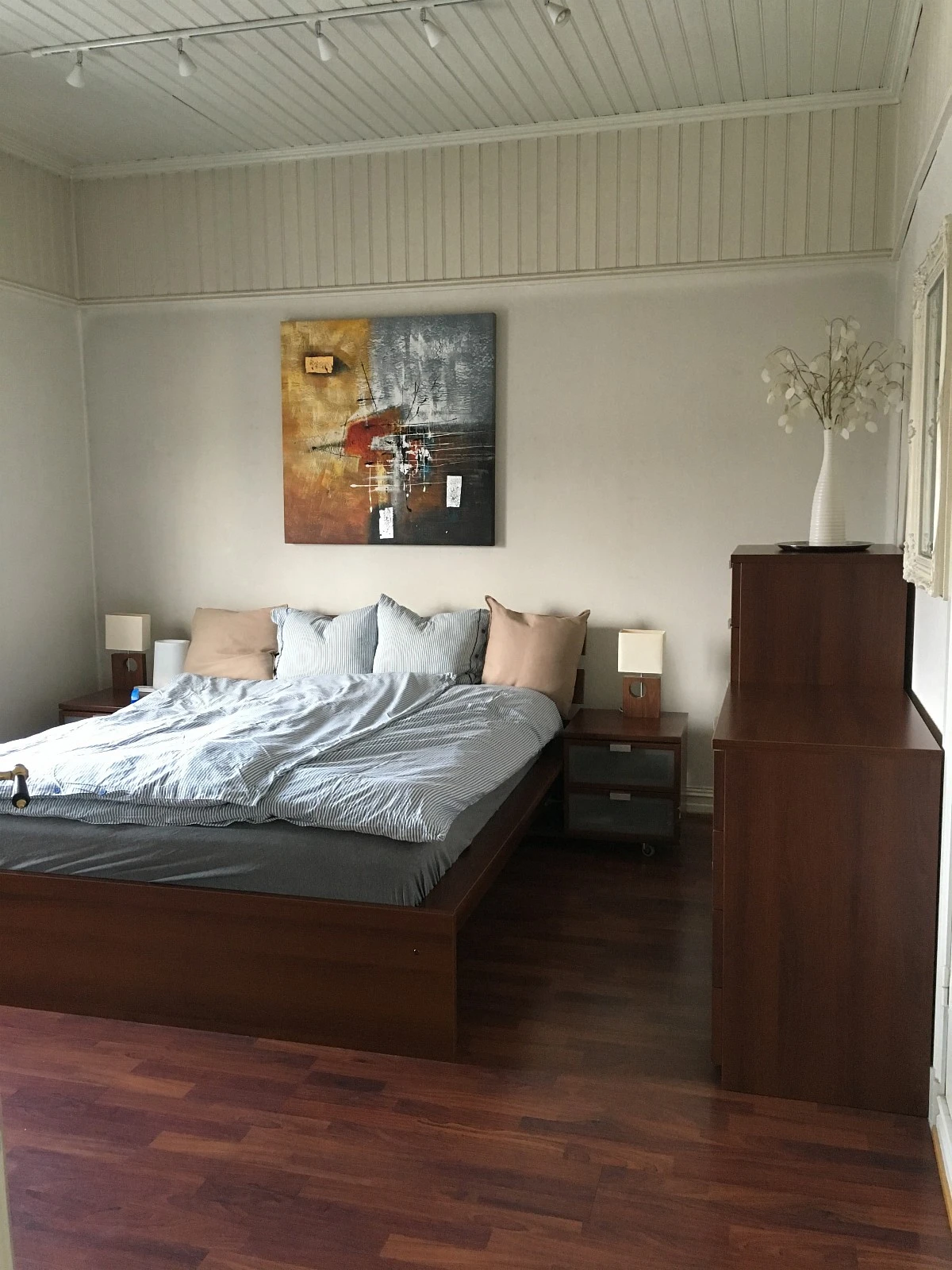 Soverom med seng, nattbord, kommoder og klesskap. Galleribilde