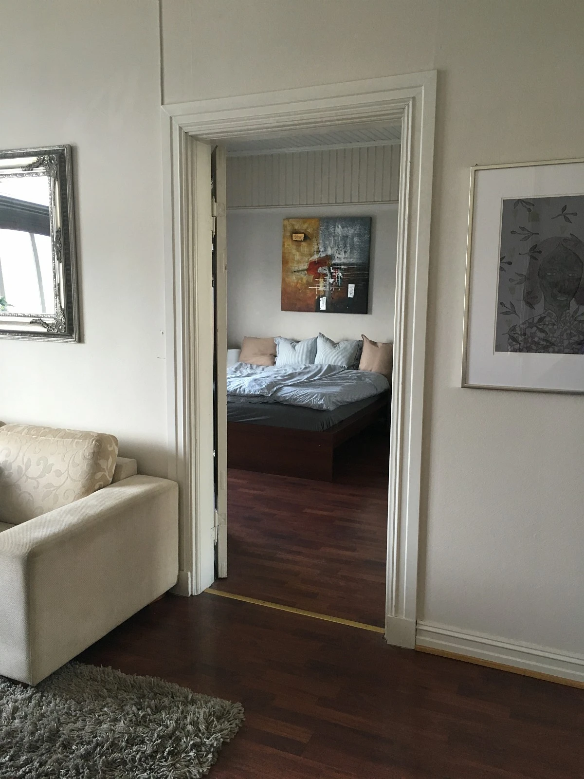 Stue med inngang til soverom og bad. Galleribilde