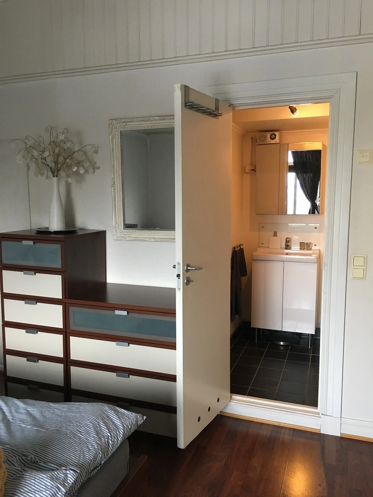 Soverom med inngang til bad. Galleribilde