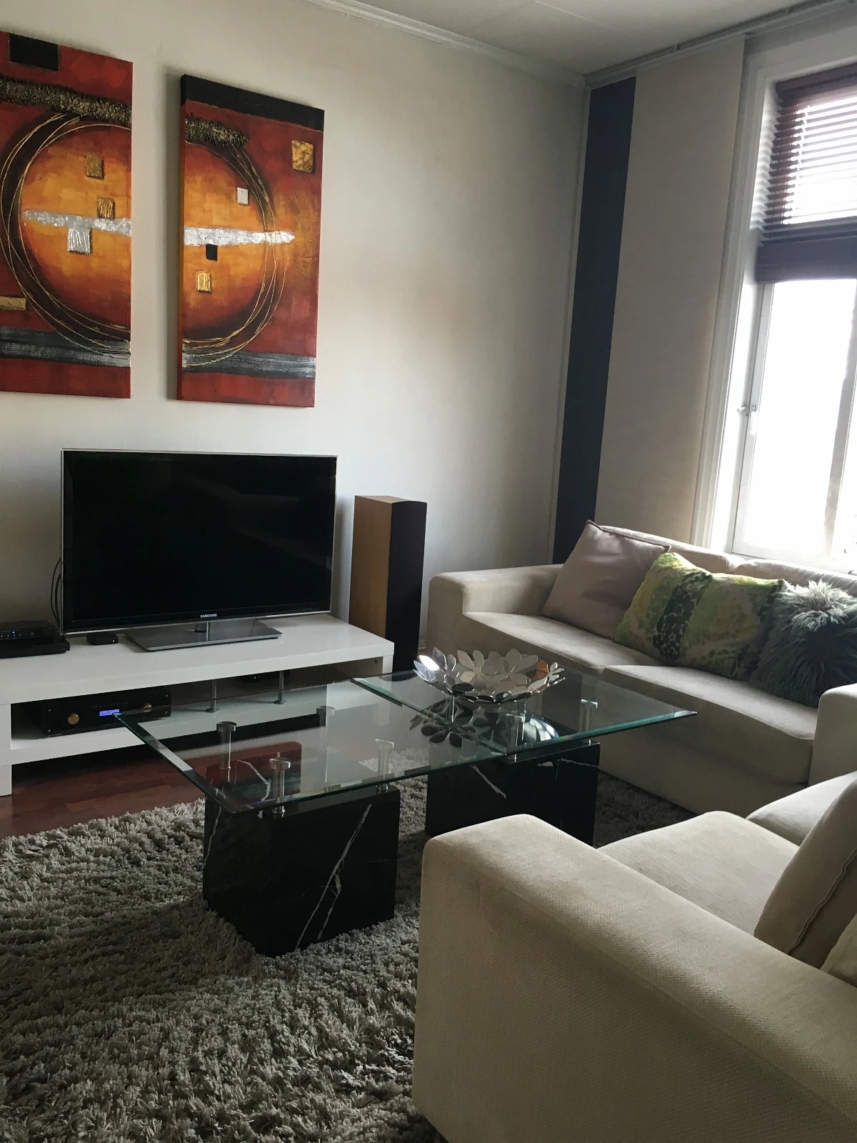 Stue med utsikt fra Gråkallen og rett ut mot Rockheim/Munkholmen og Fosenalpene. Galleribilde