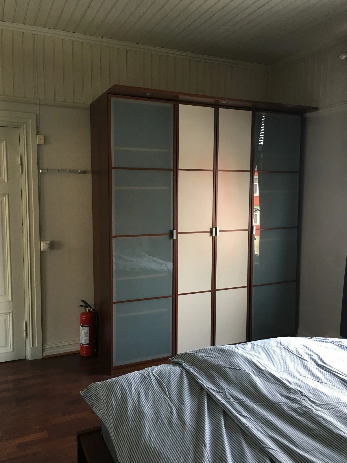 Soverom og medfølgende klesskap. Galleribilde