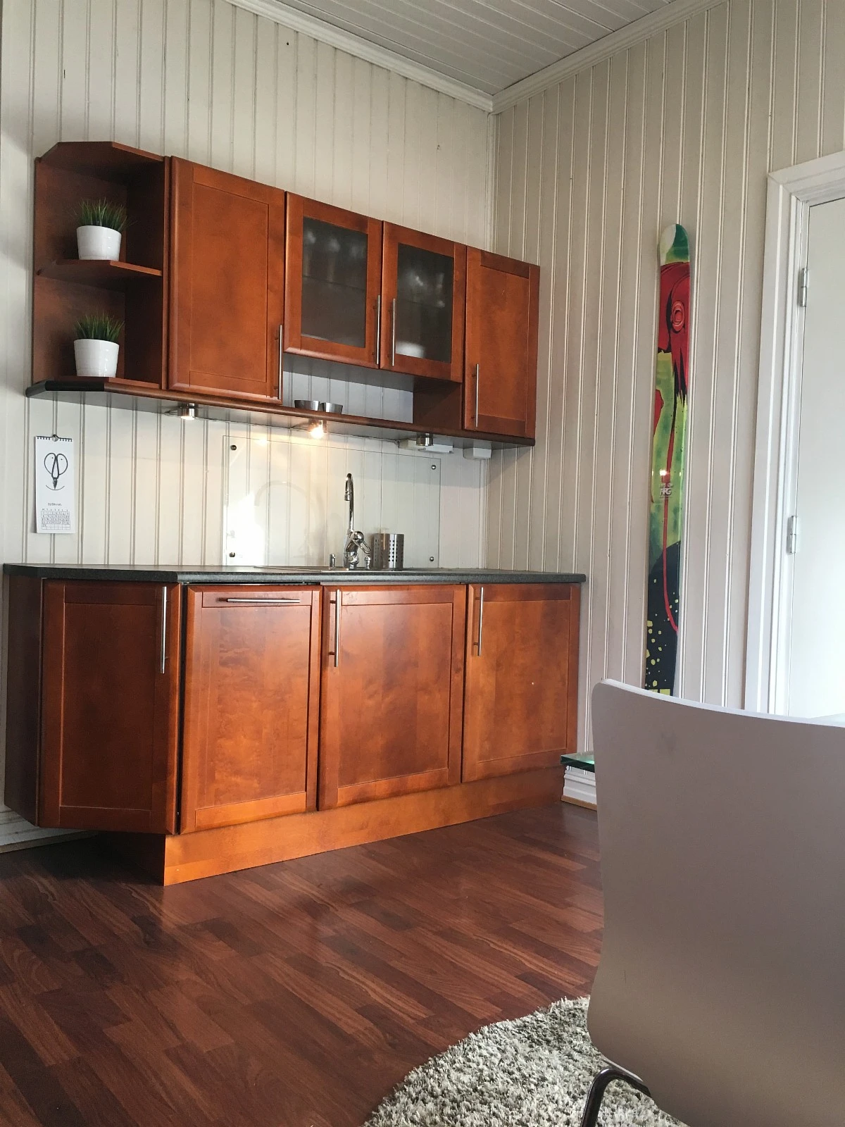 Kjøkkenbenk 2 med vask, varmtvannstank og oppvaskmaskin. Galleribilde