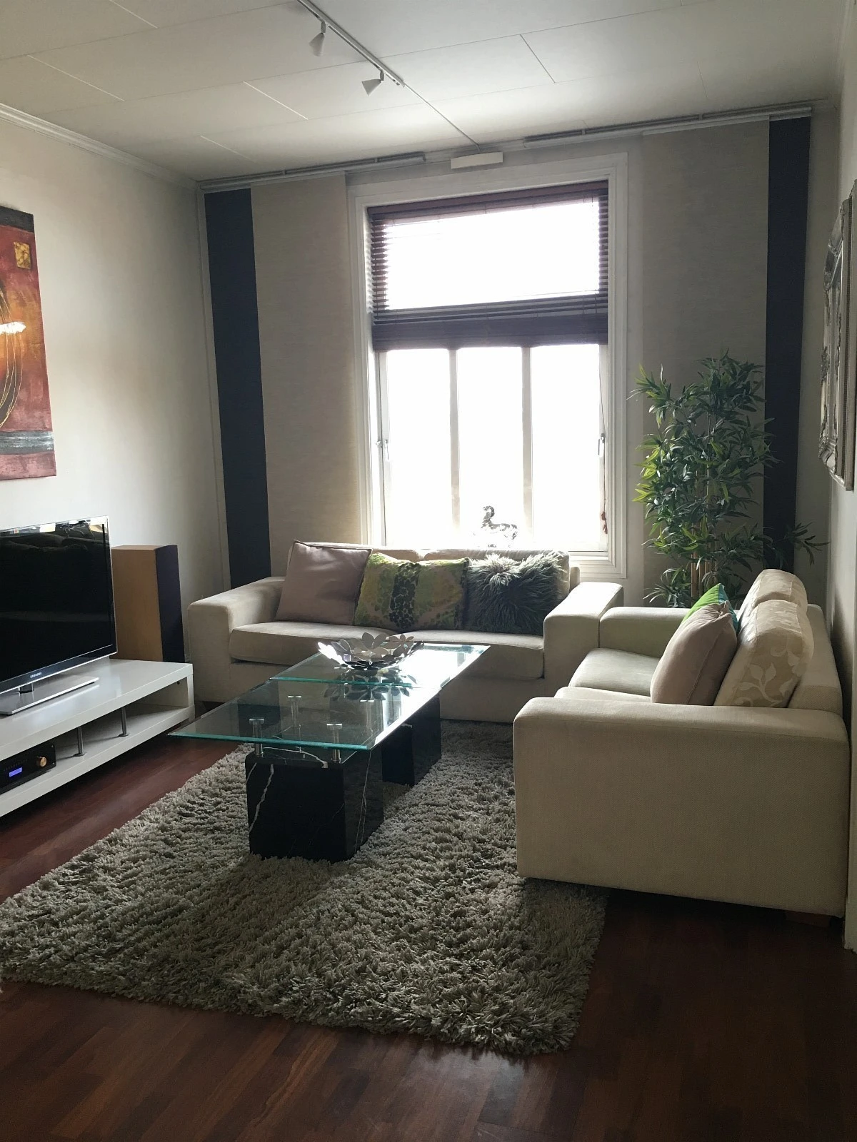 Stue med medfølgende sofaer og maleri Galleribilde