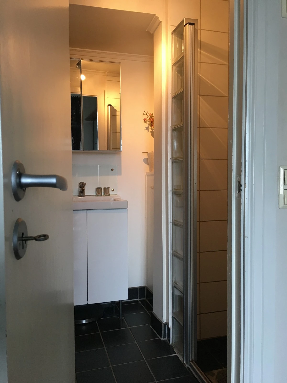 Dusj til høyre. Galleribilde