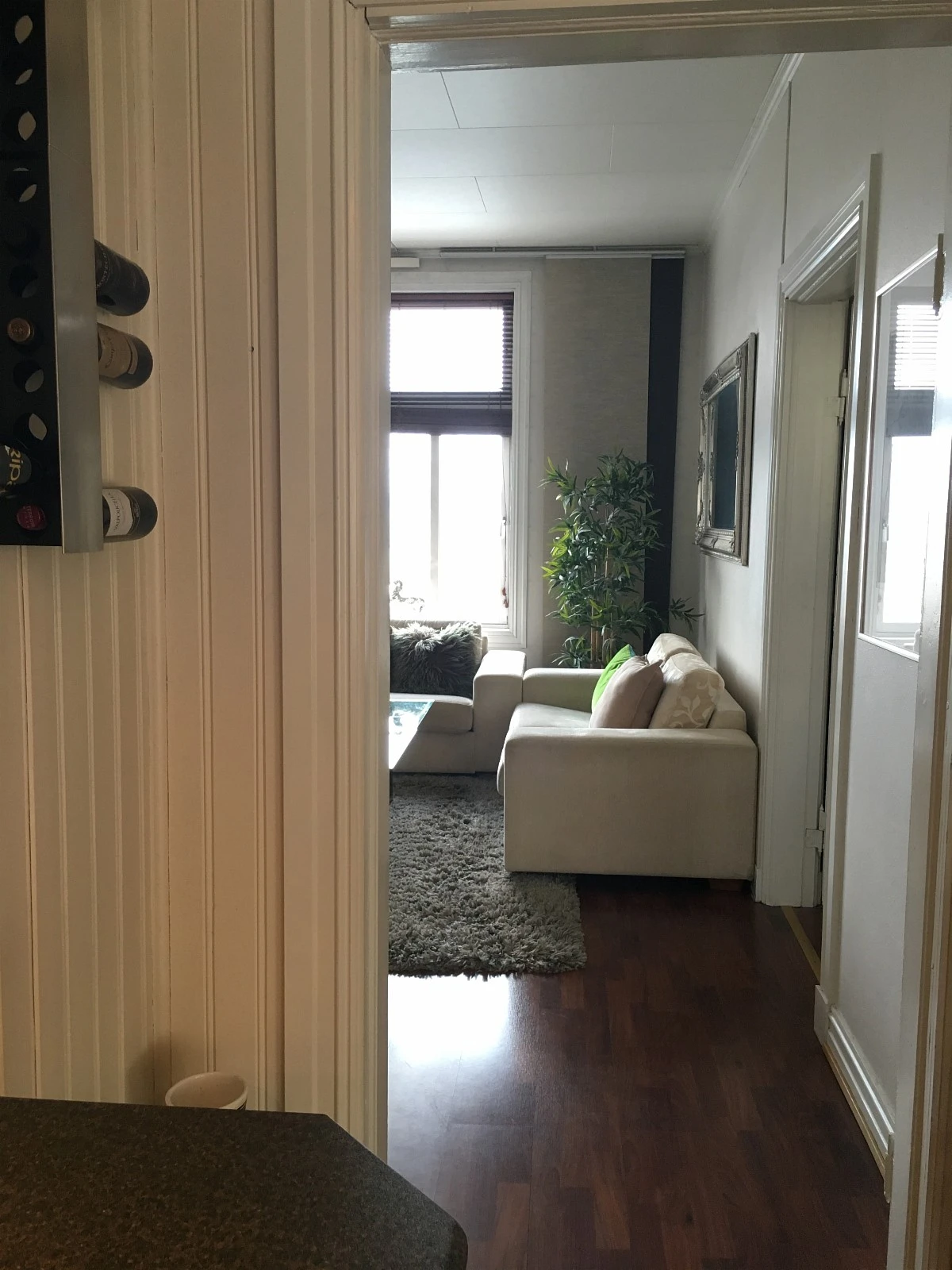 Inngang fra kjøkken til stue, gjennomgående dagslys. Galleribilde